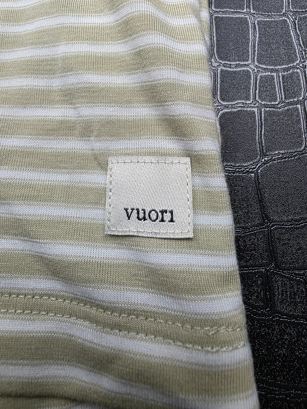 Vuori Short Sleeve Current Stripe T-Shirt Cream Size Medium MRSP $74